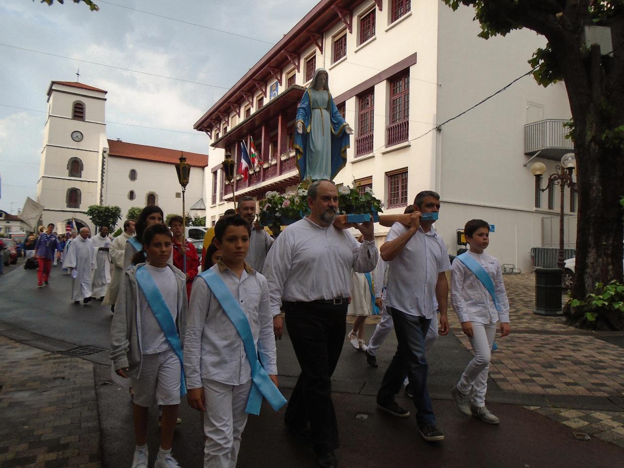 Notre Dame de la Bidassoa portée par 4 pères de familles et entourée des enfants du caté CM2