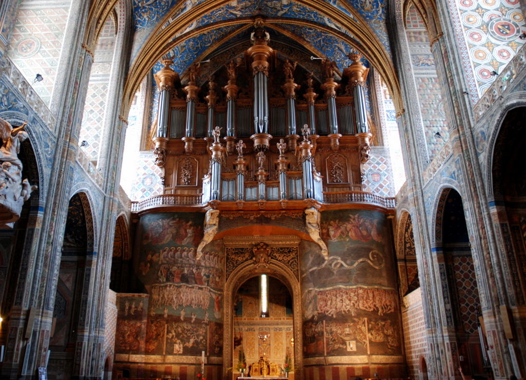 Le grand orgue (1734) 55 jeux, 5 claviers, 35 489 tuyaux et un pédalier. Il est surmonté de deux anges avec des trompettes. Ce magnifique instrument a été restauré pour la dernière fois en 1977.