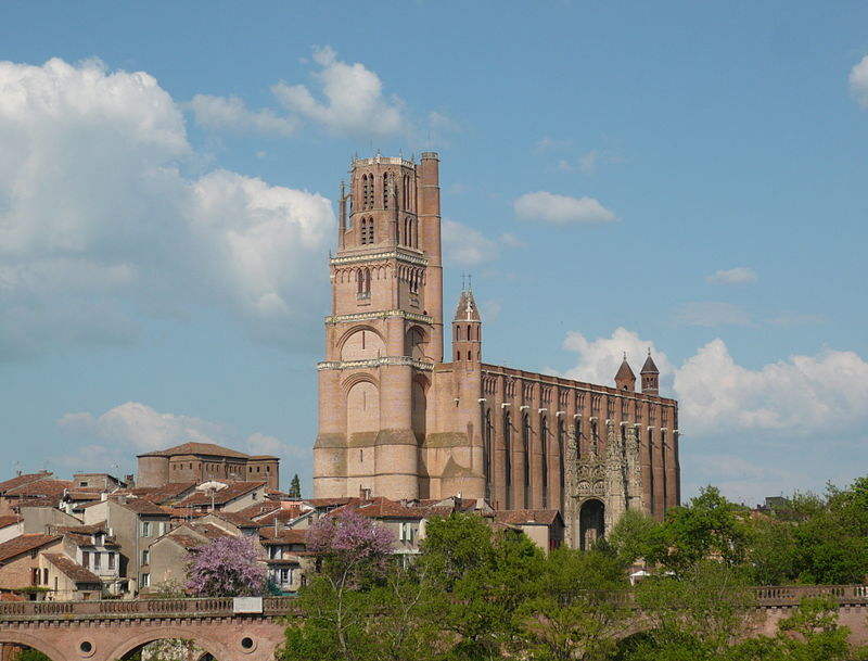 Visible de tous côtés à l’approche d’Albi, la cathédrale imposante par sa hauteur et la majesté de son clocher est comme un phare qui balise la route et invite à s’en rapprocher."