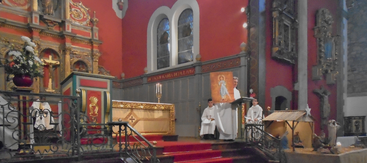 L'abbé Jean-Marc Lavigne présente l'icône offerte par Monseigneur Aillet