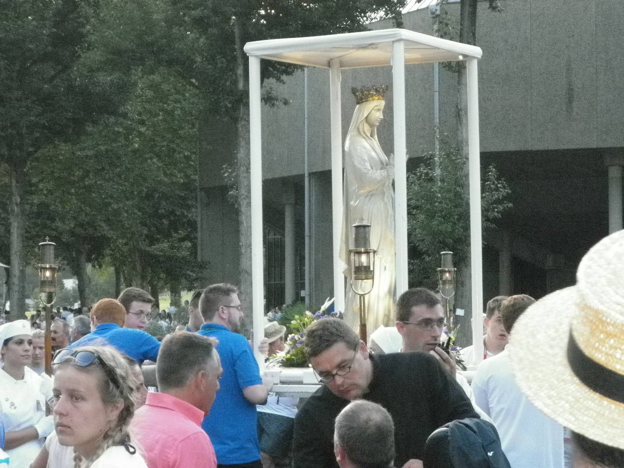 La statue de la Vierge est portée par de jeunes hommes. Nous marchons entourés de personnes de toutes nationalités.