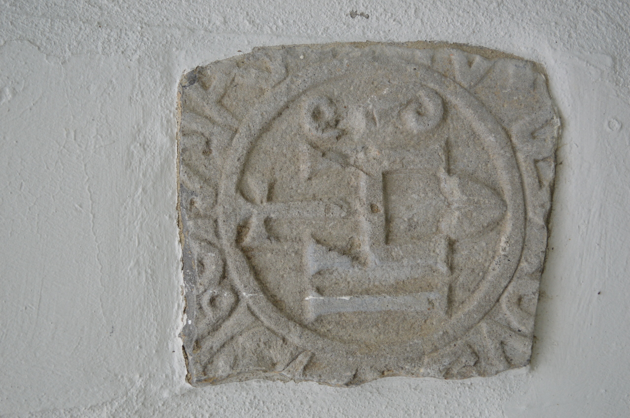 La marque de l’ancien presbytère d’Hendaye ; aujourd’hui sur le mur de la maison DRAVASA.