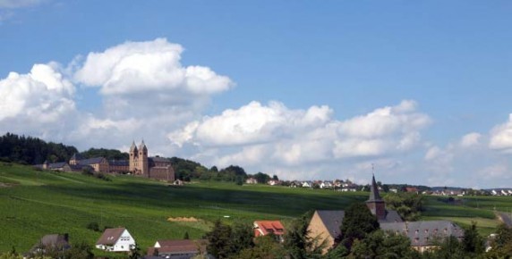 Abbaye bénédictine Ste-Hildegarde (achevée en 1904) surplombe l’ancien monastère d’Eibingen. Son fondateur, Prince Karl zu Löwenstein, personnalité du catholicisme du 19e, s'était fixé de faire revivre l'esprit des monastères sur les lieux historiques.