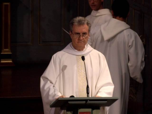 Le célébrant, l'abbé Jean-Marc lavigne, face à une assemblée de paroissiens et vacanciers ainsi que de nos élus