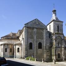 Chevet, transept et clocher de l'église ; ces parties correspondent à l'église du 11e siècle - (collégiale historique inscrite au patrimoine mondial de l’Unesco.)