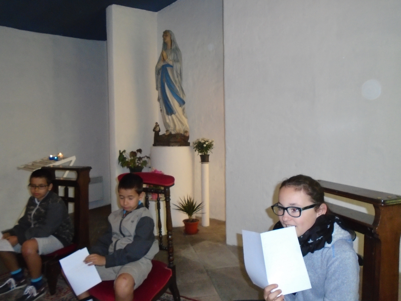 Avant la messe, temps de préparation à l'écoute de l’Évangile à la chapelle Notre Dame de Lourdes