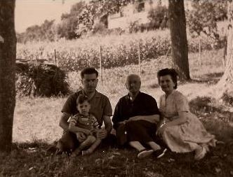 L'abbé Jean-Marc avec son père, Emile, son amatxi et Maïté, sa maman.