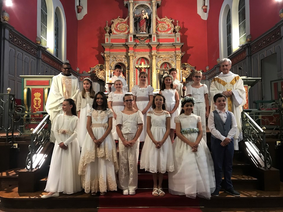 Fête de la Sainte Trinité - Première Communion pour onze enfants