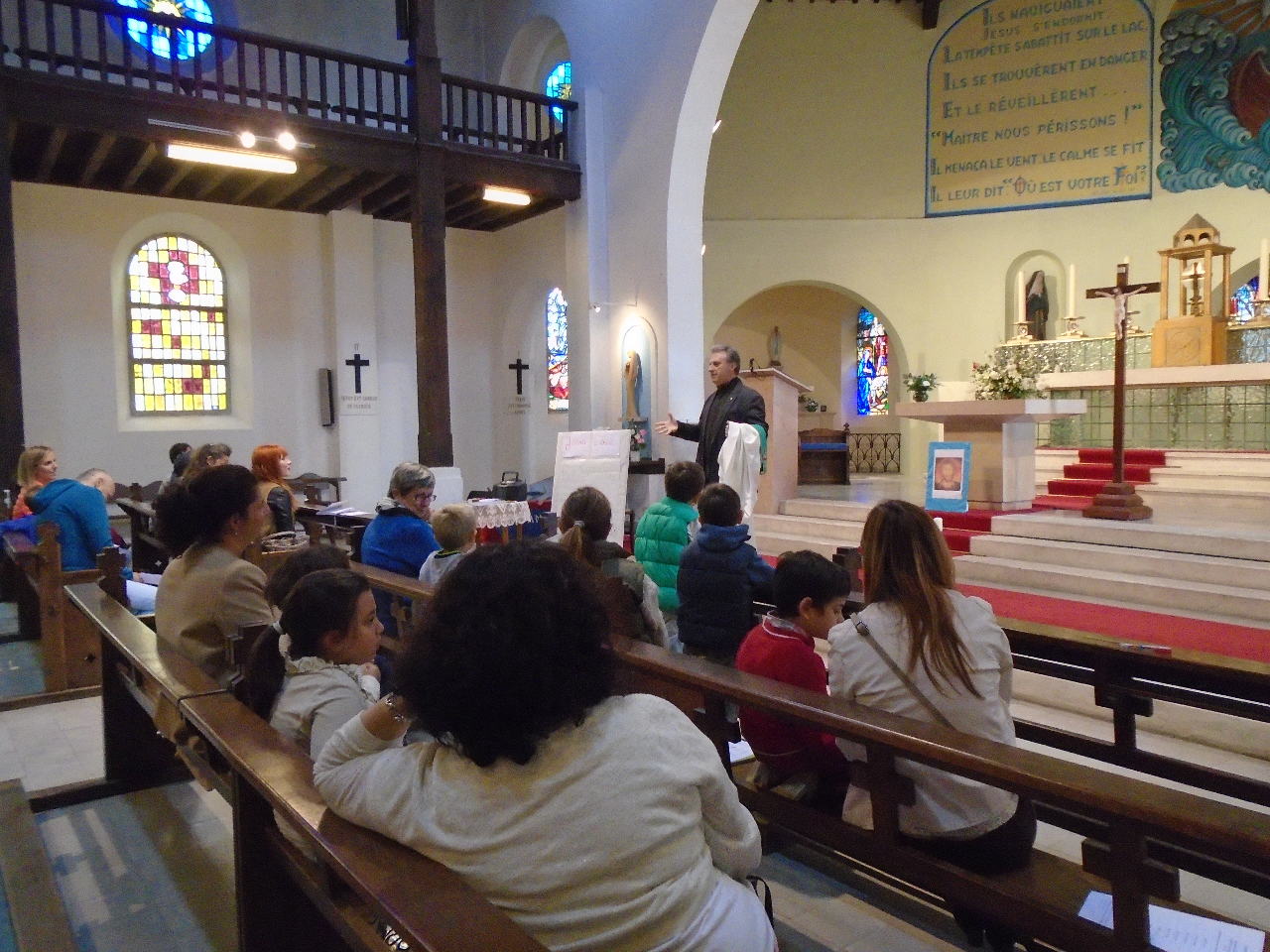 L'abbé se présente et parle aux enfants de sa vocation de prêtre