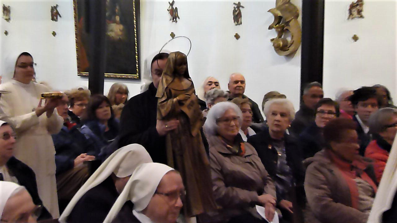 La Mère provinciale offre la statue de Sainte Maria Josefa del Corazon de Jesus