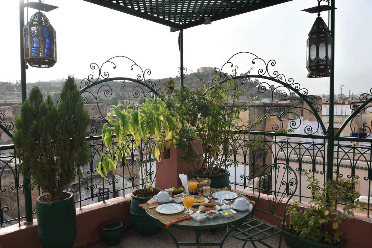 1Maroc_2022 Petit déjeuner avec vue (et ambiance sonore), sur la terrasse du Dar Guennoun de Fès.jpg