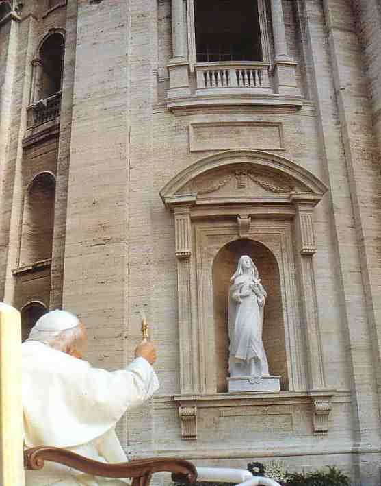 Le 6 Octobre 2004, une statue de Thérèse des Andes est installée au Vatican, dans les murs de la Basilique Saint-Pierre, en présence du Pape Jean-Paul II.