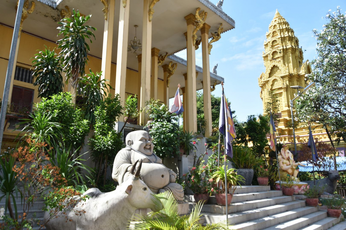 Cambodge_2023_1_Phnom Penh_entrée d'une des innombrables pagodes.jpg