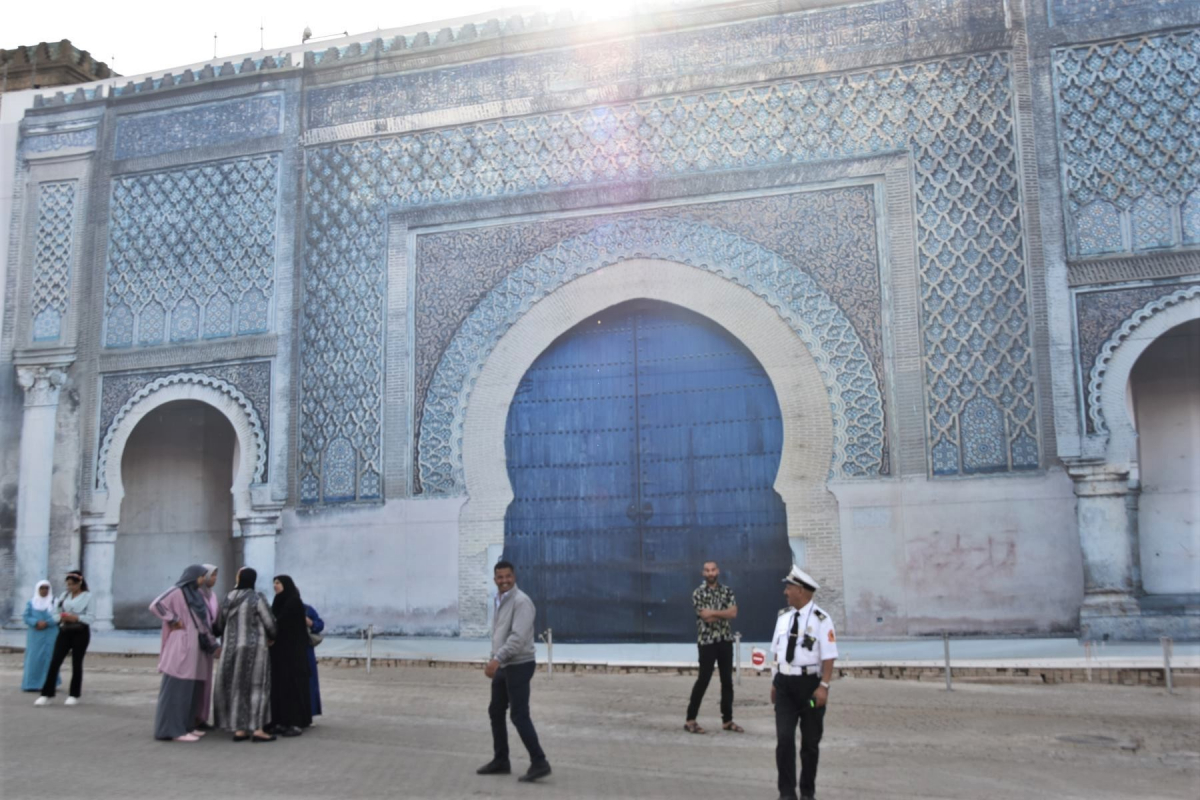 6Maroc_2022 Une porte d'accès à la médina de Meknès (une tenture masque les travaux en cours).jpg