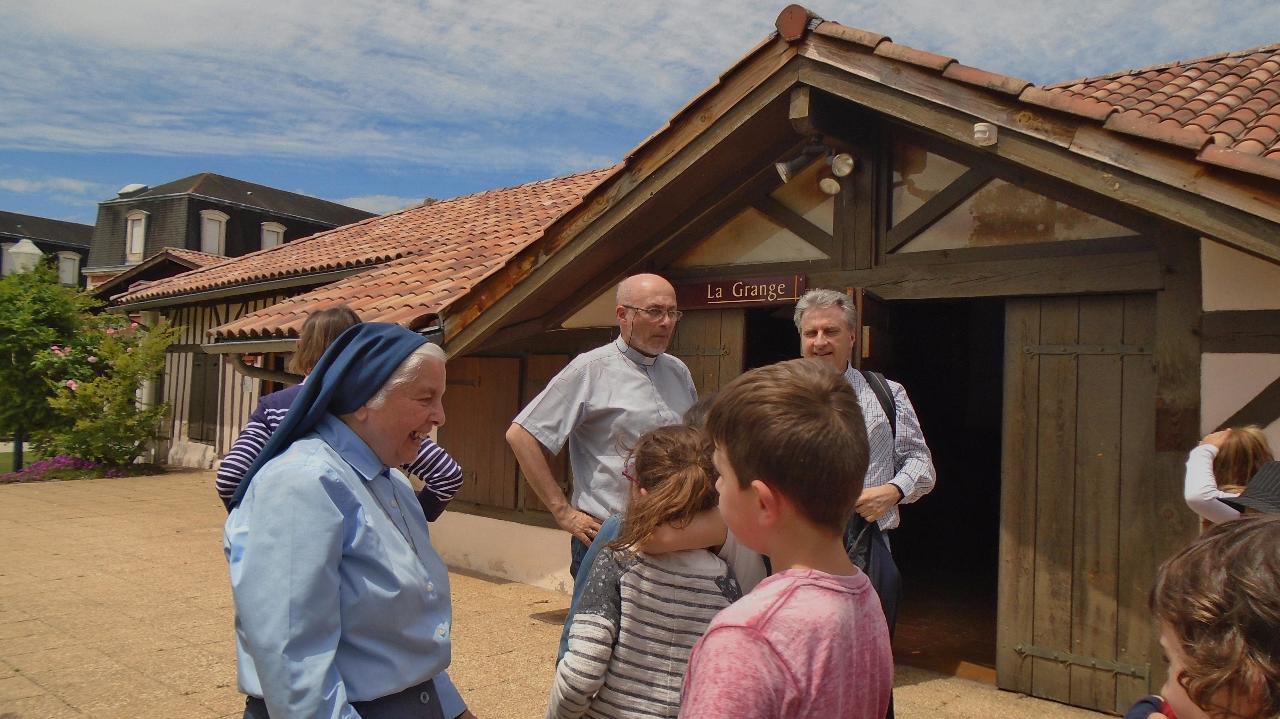 Sœur Marie-Laure et l'abbé Bernard nous invitent au visionnage de la vie Saint Vincent adaptée aux enfants