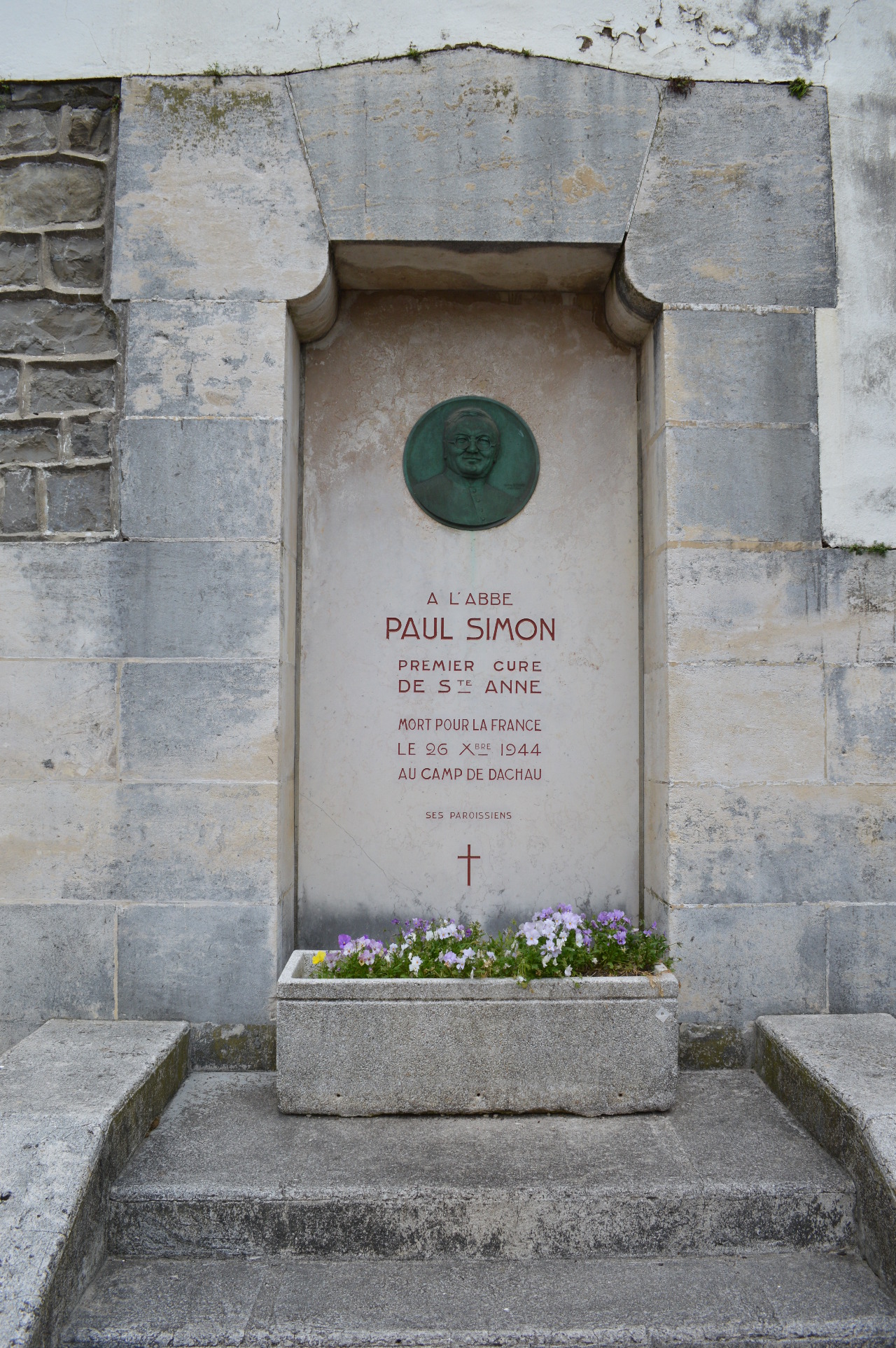 Le monument hommage à Monsieur l’Abbé Paul SIMON église Sainte Anne – Hendaye Plage