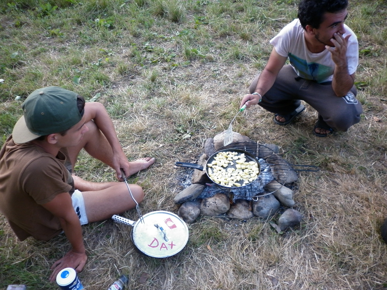 Les chefs (Nicolas, Luc et Julen) préparent le repas : pommes de terre pour la tortilla