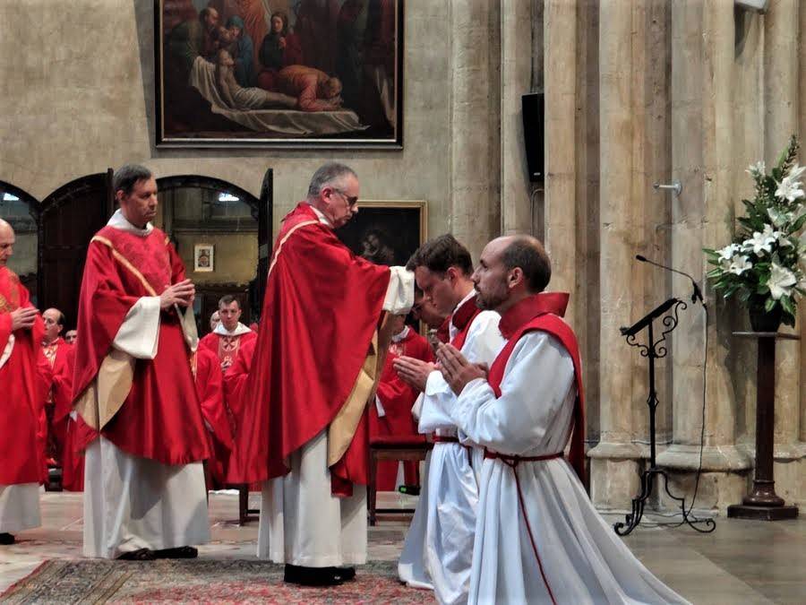... Les autres prêtres, en imposant également les mains, expriment l'incorporation des ordinands dans le presbyterium, c'est à dire le collège des prêtres."