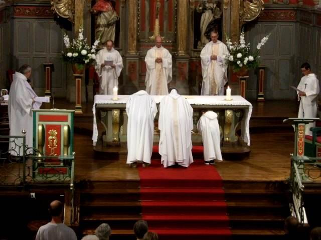 Le salut de l'autel, le Christ. Quatre prêtres, six servants d'autel pour une grand messe