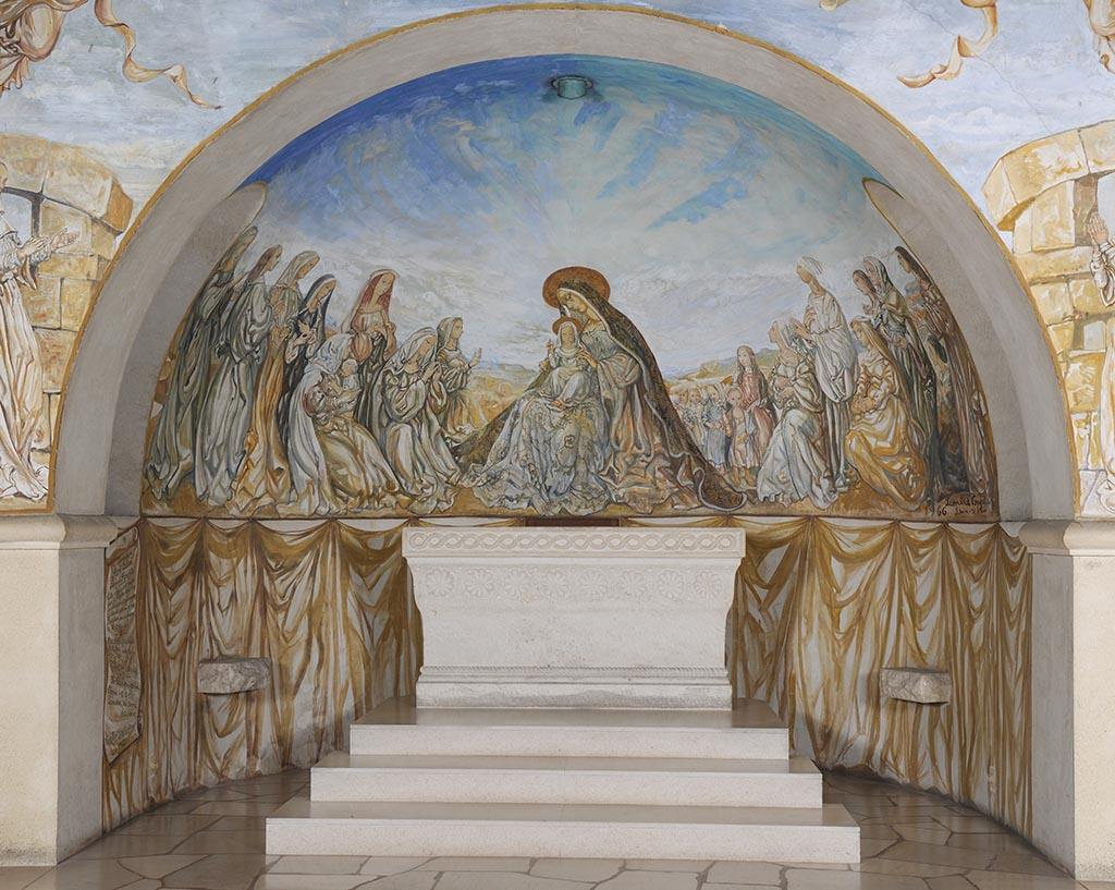 "Au fonds de la nef, Notre-Dame-de-la-Paix bénit deux groupes de femmes ... Cette fresque rayonne de douceur et crée immédiatement une atmosphère apaisante, un sentiment de sérénité et d’amour."