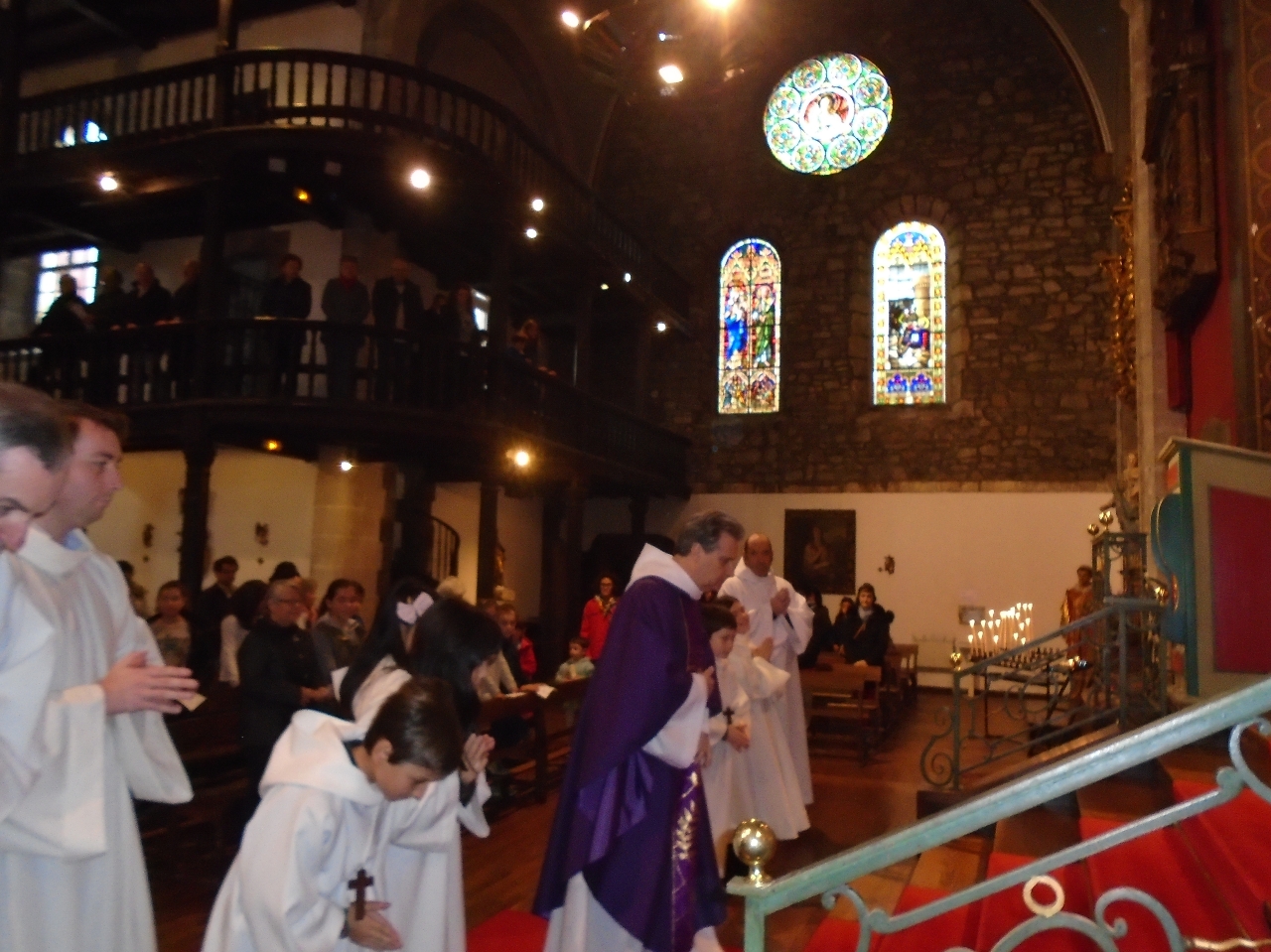 Beaucoup de serviteurs autour de l'autel font une belle liturgie !