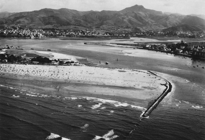 Pendant longtemps, ce lieu n’a été qu’un banc de sable, dénommé Sokoburu, où on déchargeait des sardines et où ont accosté des milliers de réfugiés échappant la guerre civile de 1936.