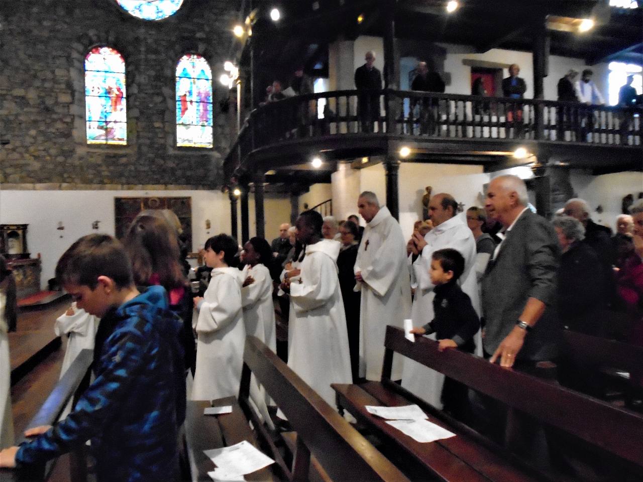 Les servants d'autel conduisent l'assemblée vers la communion