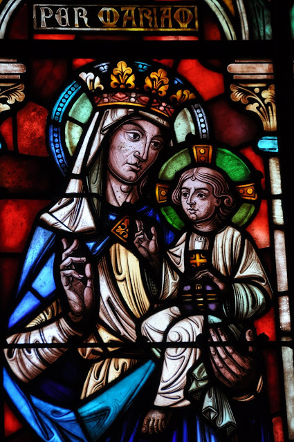 Vierge à l'enfant : gros plan du haut du vitrail