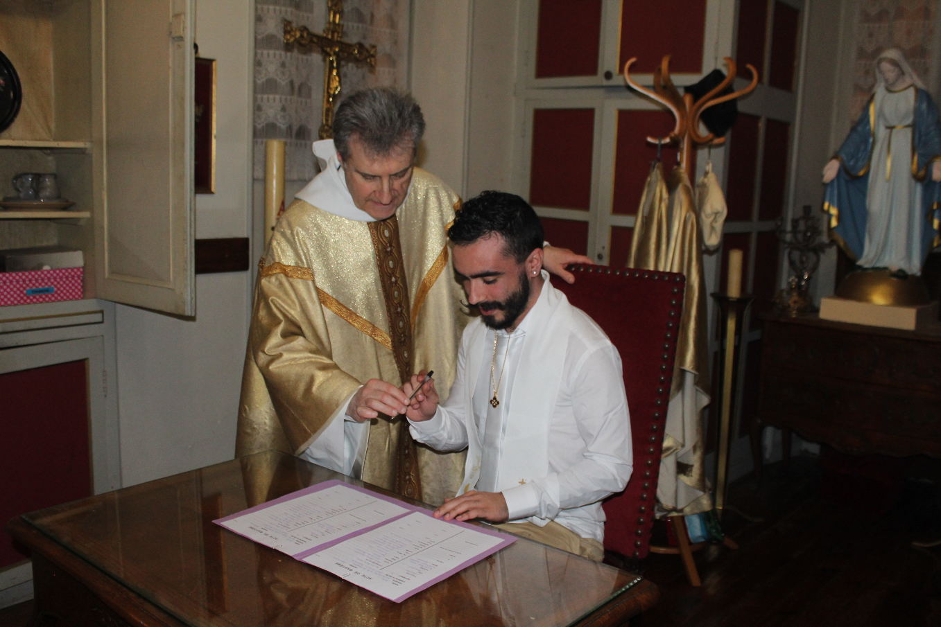 Après la célébration, à la sacristie : signature du registre de baptêmes