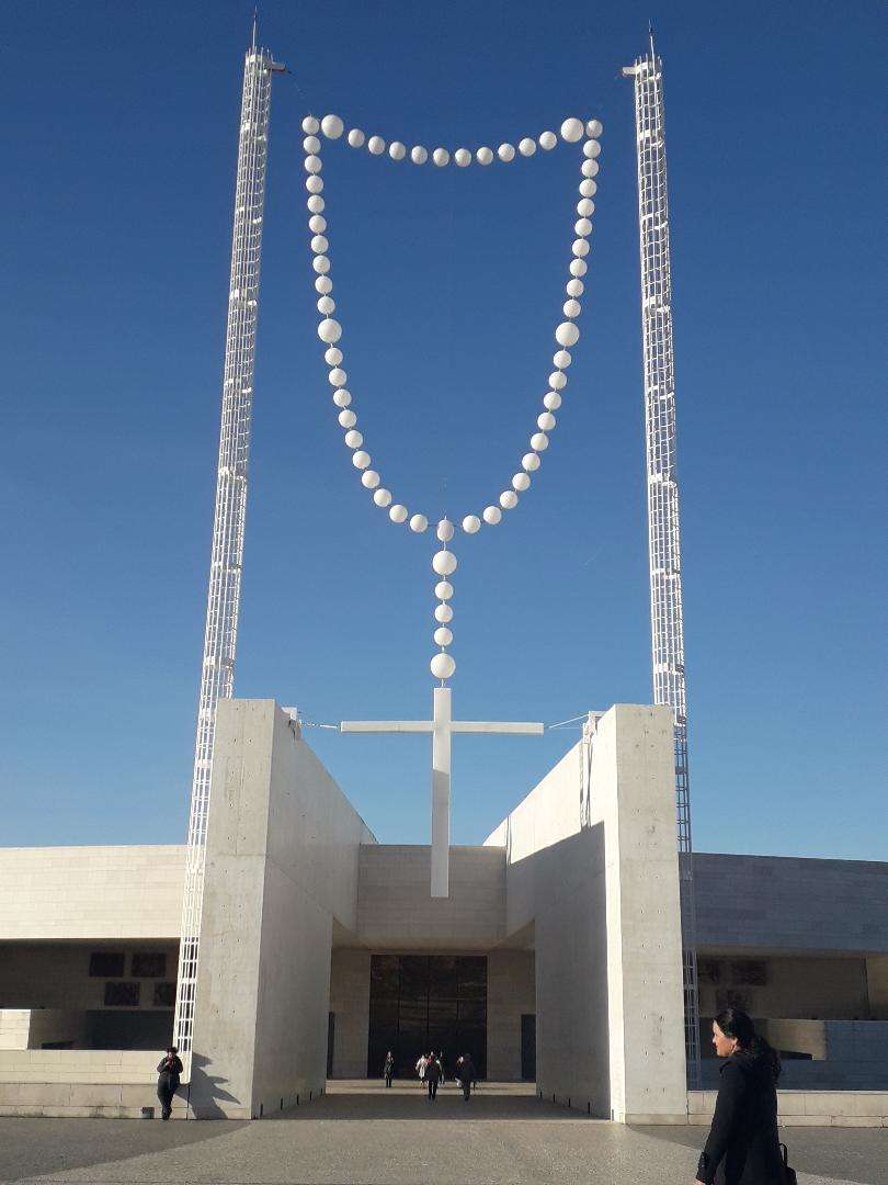 « Suspension » - un chapelet géant créé à Fatima pour la visite du pape François, par l’artiste portugaise Joana Vasconcelos - en fond, la nouvelle basilique de la Sainte Trinité