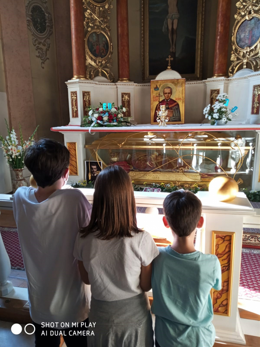 Coïncidence ! nos servants d'autel, frères et soeur, se trouvent à Prešov où repose le bienheureux Pavol Gojdič...