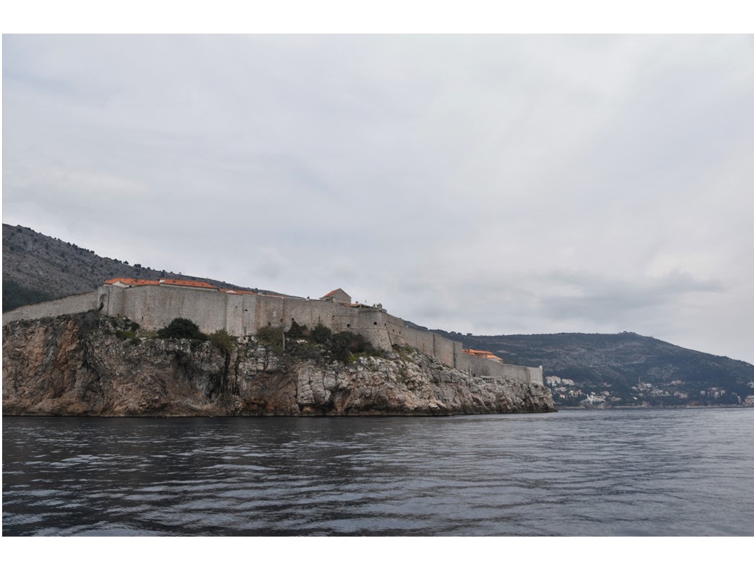 Croatie_2022_8_les remparts de Dubrovnik depuis le large