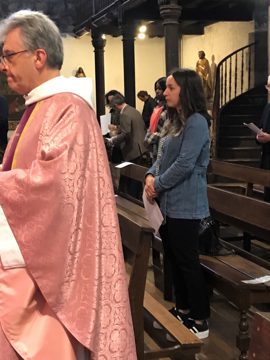 Au premier plan, derrière l'abbé Jean-Marc, Lena qui demande également le baptême pour son bébé, Milan