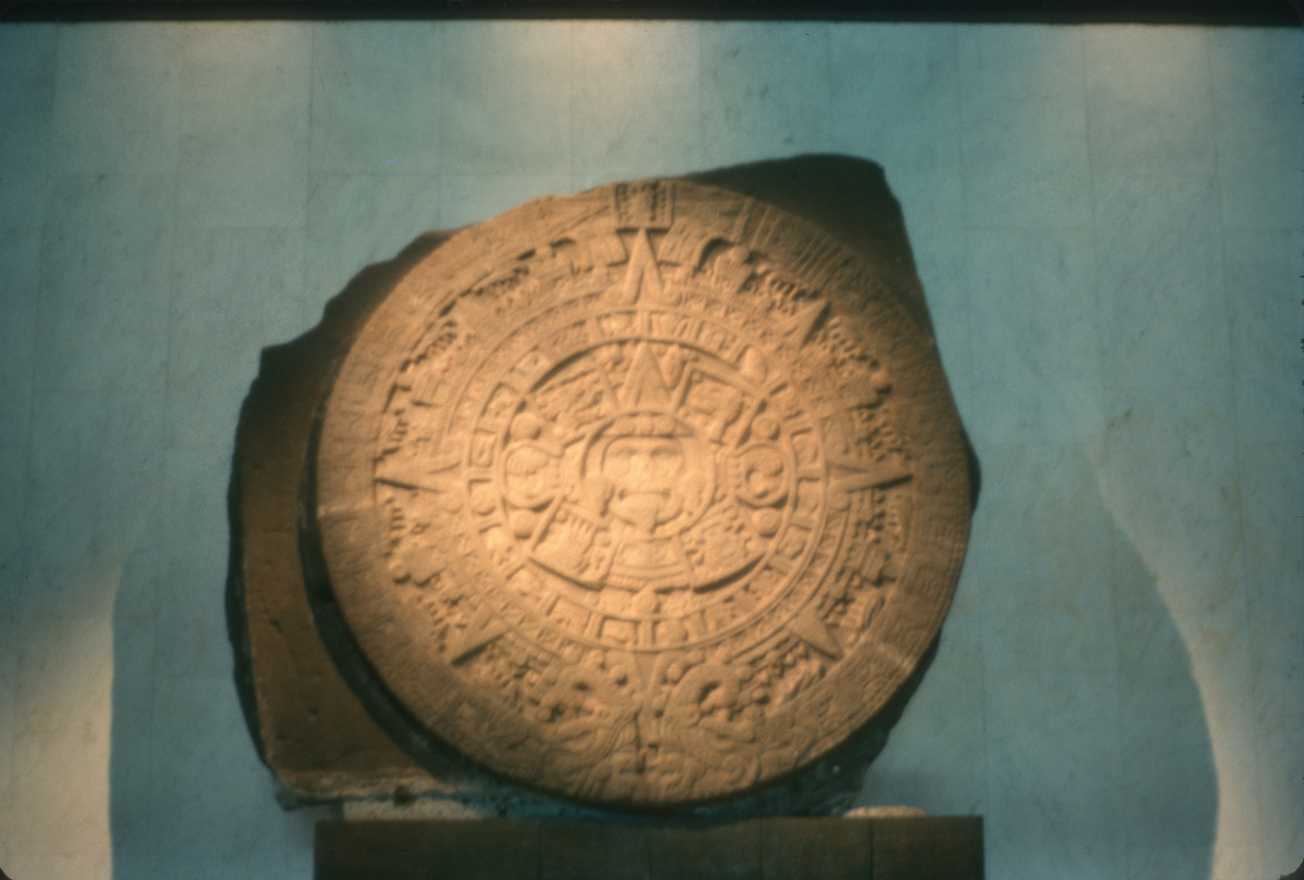 Calendrier aztèque au Musée national d'anthropologie de Mexico.jpg