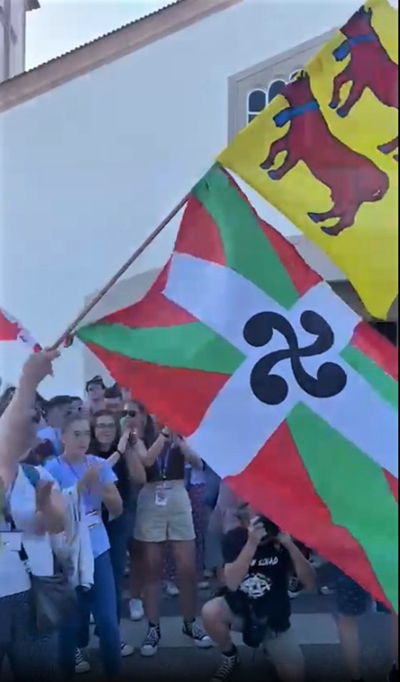 Les drapeaux (capture sur vidéo site du diocèse.jpg