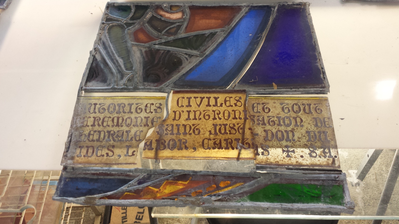 A la base de chacun des deux vitraux dits "historiés" représentant St Jacques et Saint Bertrand, on pourra lire la phrase-légende