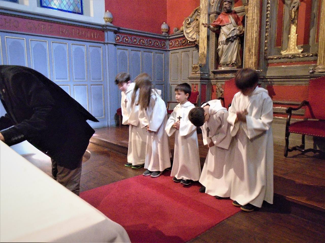 Le salut de l'autel, le Christ, au début de la messe