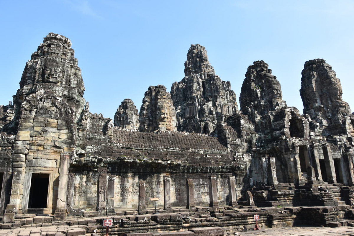 Cambodge_2023_3_Angkor_omniprésentes têtes sculptées dans le Bayon.jpg