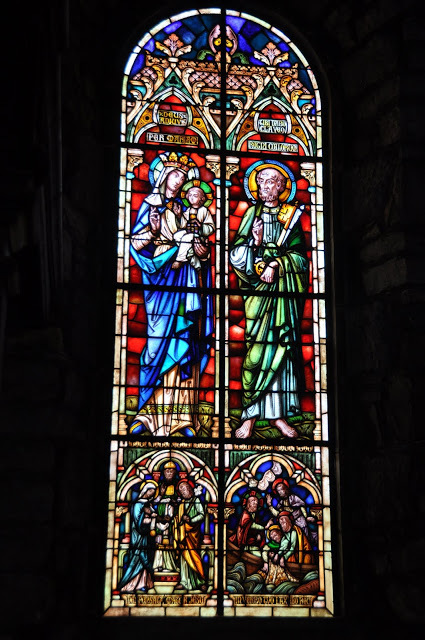 Vitrail : à gauche le thème de la Vierge Marie, à droite le thème de Saint Pierre