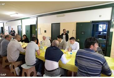 Le Pape François déjeune avec une centaine de détenus à Milan