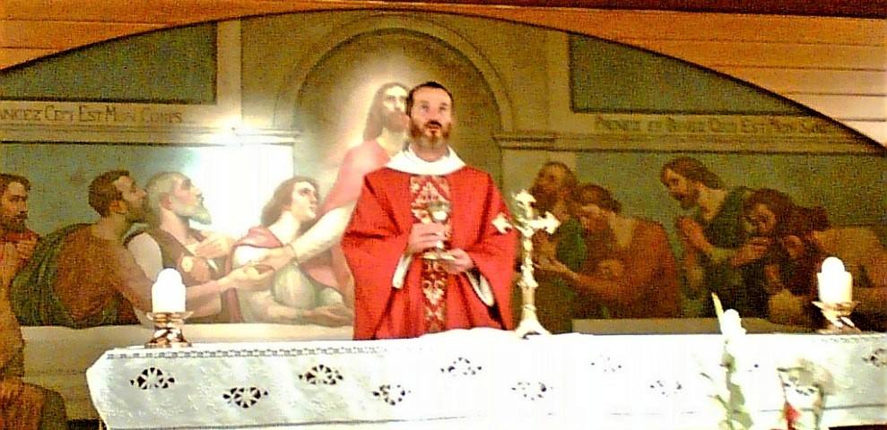 Le prêtre, représentant le Christ lors de l'Eucharistie