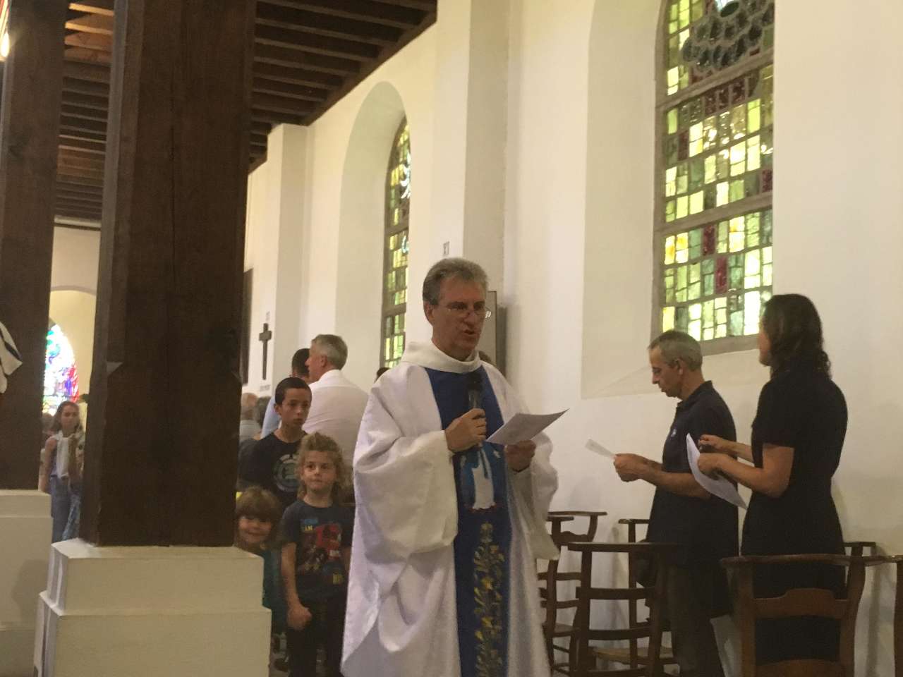 Avec l'abbé Jean-Marc, tout le monde chante " Ave Maria"