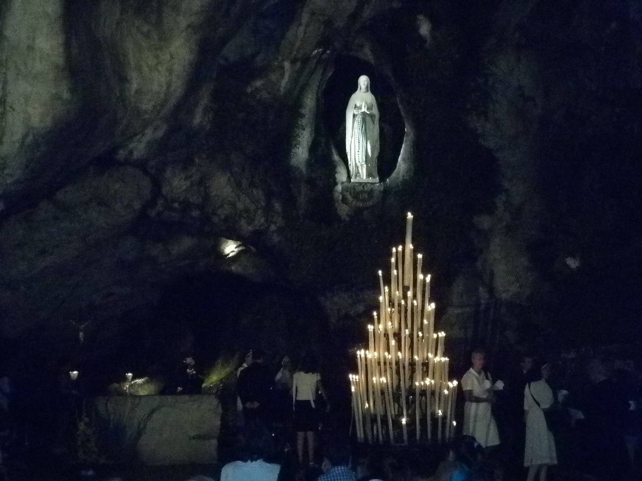 Après la procession, beaucoup prient dans la nuit devant le grotte. "Sainte Marie, Mère de Dieu, priez pour nous".