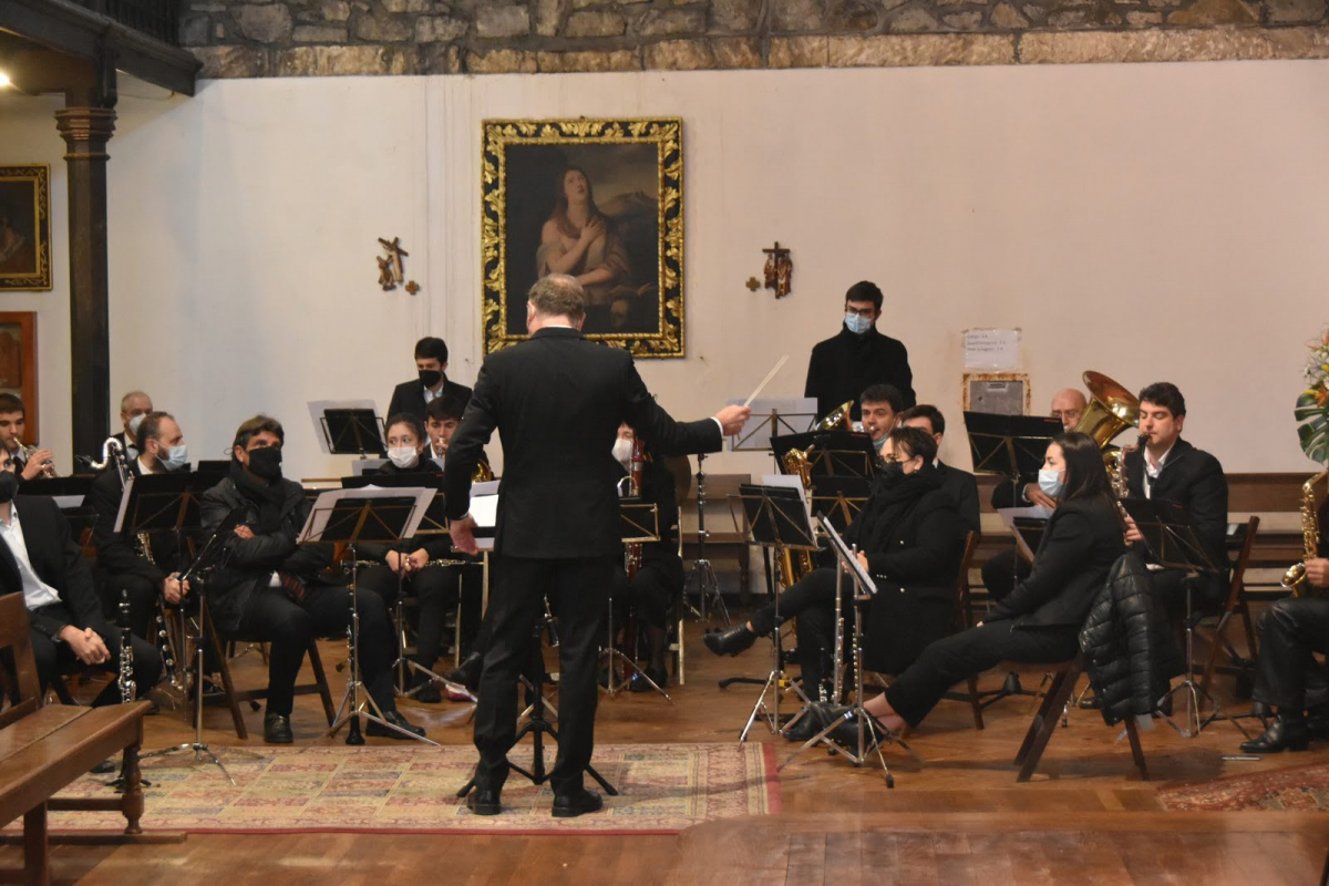 L'orchestre intercommunal accompagne la cprocession d'entrée dans l'église