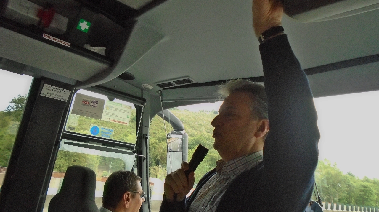 Dans le bus, l'abbé Jean-Marc lance les chants de mise en forme 