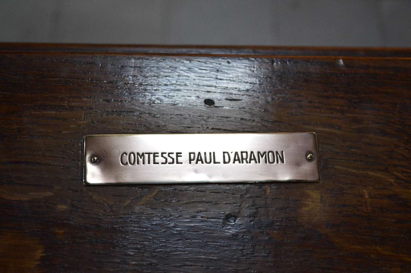 La plaquette indiquant la place de la Comtesse Paul D’ARAMON (1° banc)