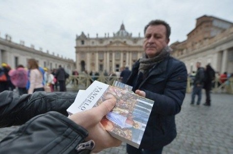 Le pape fait distribuer 50 000 Évangiles par des sans-abri romains