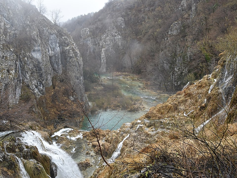 malgré la brume et la pluie, beauté naturelle du parc national de Plitivice, classé au patrimoine de l'UNESCO