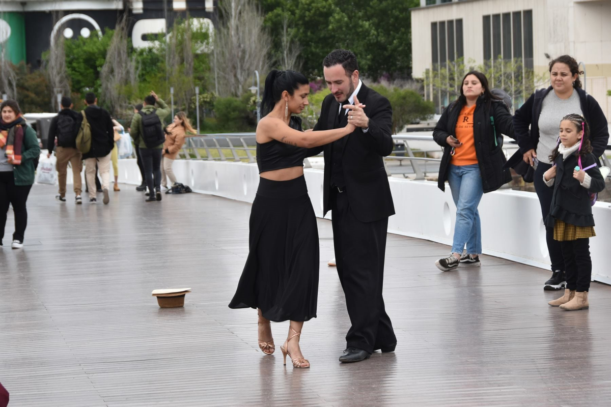 2-Le tango est omniprésent à Buenos Aires, dans bars et clubs, et même sur les ponts, contre quelques billets©Manex Barace 2023.jpg
