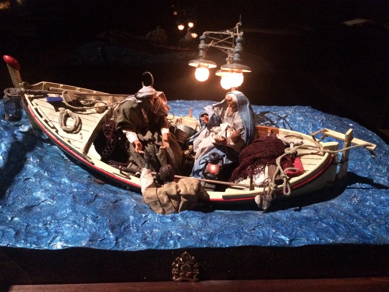 Barque avec la sainte famille sauvant un migrant, œuvre de Benito Badolato et Pasquale Godano ..